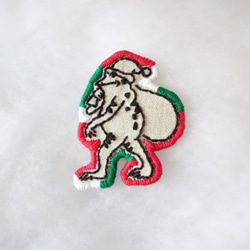 サンタクロース かえる クリスマス 鳥獣戯画 刺繍ブローチ 手刺繍 ワッペンブローチ 個性的 和風 1枚目の画像