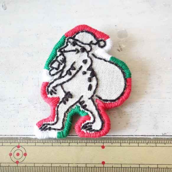 サンタクロース かえる クリスマス 鳥獣戯画 刺繍ブローチ 手刺繍 ワッペンブローチ 個性的 和風 4枚目の画像