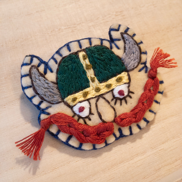 バイキング viking ヴァイキング 海賊 ヒゲ 茶ひげ 北欧 ブローチ 刺繍 手刺繍 フエルト 4枚目の画像