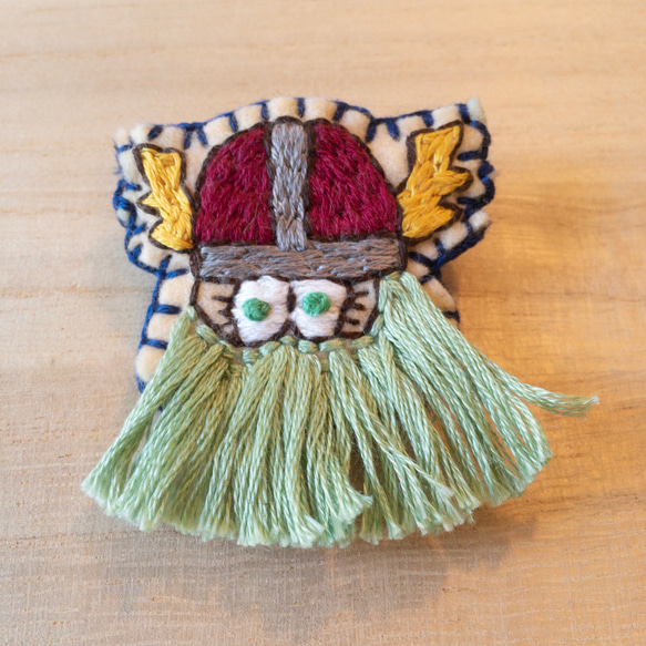 バイキング viking 海賊 ヒゲ グリーン 北欧 ブローチ 刺繍 手刺繍 フエルト 人 顔 フリンジ 3枚目の画像