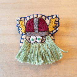 バイキング viking 海賊 ヒゲ グリーン 北欧 ブローチ 刺繍 手刺繍 フエルト 人 顔 フリンジ 5枚目の画像
