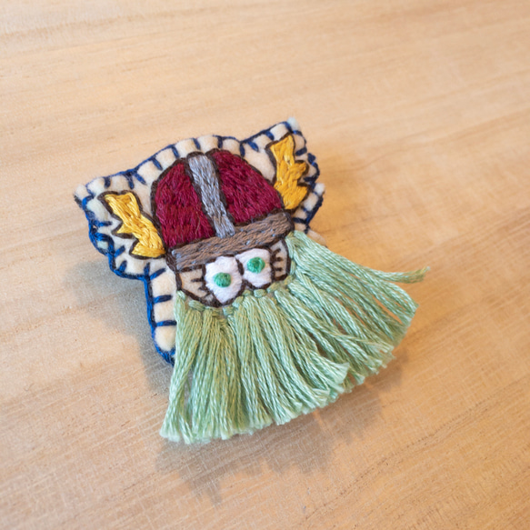 バイキング viking 海賊 ヒゲ グリーン 北欧 ブローチ 刺繍 手刺繍 フエルト 人 顔 フリンジ 7枚目の画像