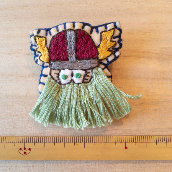 バイキング viking 海賊 ヒゲ グリーン 北欧 ブローチ 刺繍 手刺繍 フエルト 人 顔 フリンジ 9枚目の画像