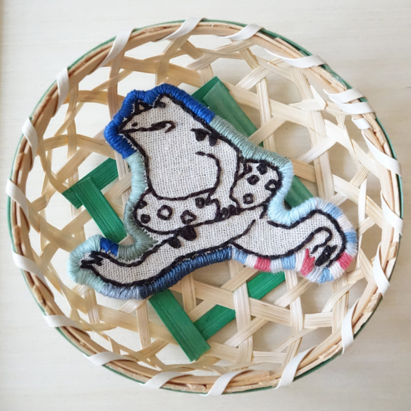 浮き輪を持ったカエル うきわ 夏 蛙 鳥獣戯画 刺繍ブローチ 手刺繍 ワッペンブローチ 個性的 和風 1枚目の画像