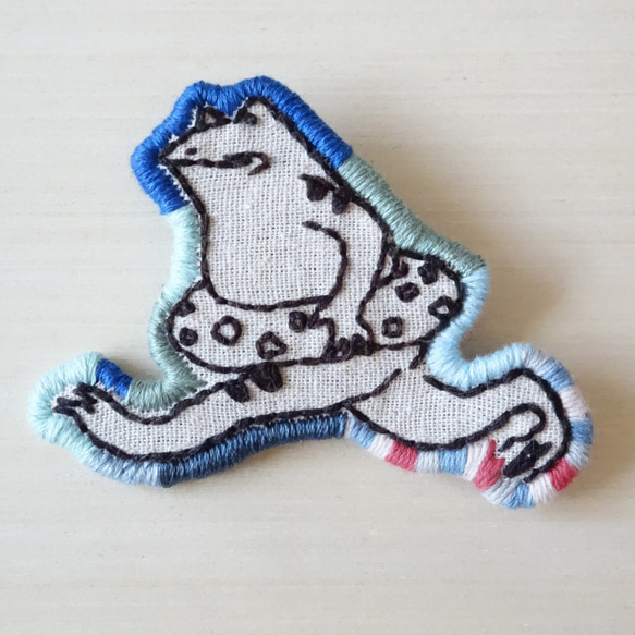 浮き輪を持ったカエル うきわ 夏 蛙 鳥獣戯画 刺繍ブローチ 手刺繍 ワッペンブローチ 個性的 和風 3枚目の画像