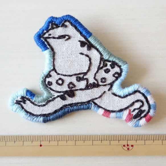 浮き輪を持ったカエル うきわ 夏 蛙 鳥獣戯画 刺繍ブローチ 手刺繍 ワッペンブローチ 個性的 和風 5枚目の画像