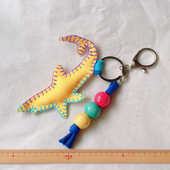 ホオジロザメ サメ イエロー 黄色 深海 魚 フェイクレザー キーリング キーホルダー 刺繍 5枚目の画像