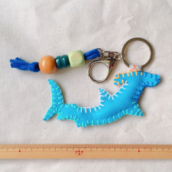 ハンマーヘッドシャーク シュモクザメ サメ 深海 魚 フェイクレザー ブルー キーリング キーホルダー 刺繍 4枚目の画像