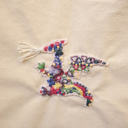 ドラゴン刺繍サコッシュ 手刺繍 ゆめかわ 北欧 バッグ カラフル もりもり刺繍 3枚目の画像