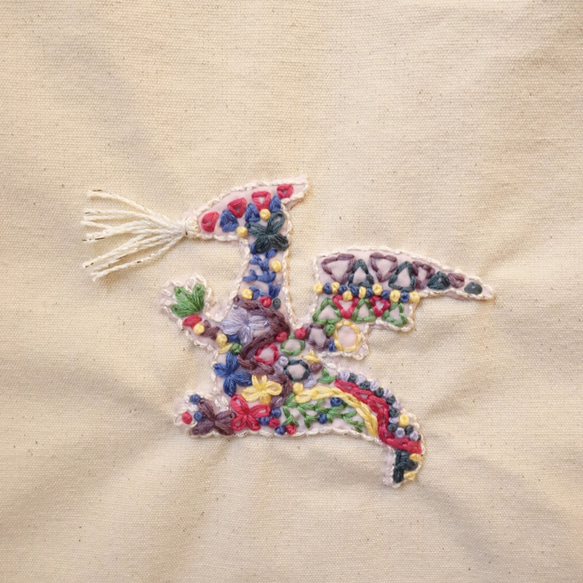 ドラゴン刺繍サコッシュ 手刺繍 ゆめかわ 北欧 バッグ カラフル もりもり刺繍 3枚目の画像
