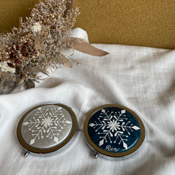 〈雪の結晶シルバー〉手描き陶器手鏡 2枚目の画像