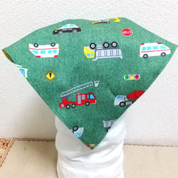 働く車C（緑）子供用三角巾　ゴム紐付 1枚目の画像