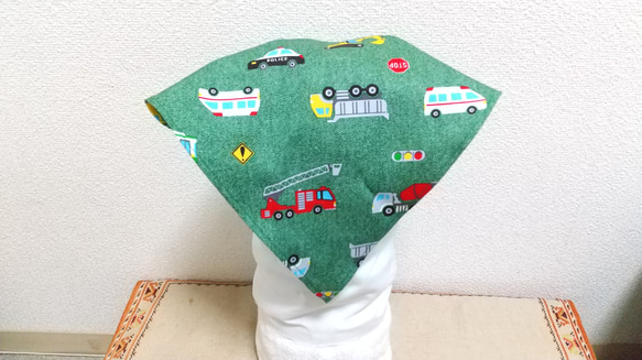 働く車C（緑）子供用三角巾　ゴム紐付 1枚目の画像