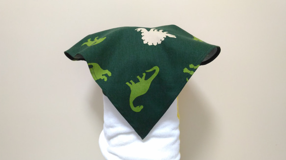 子供用三角巾　ゴム紐付　恐竜A（深緑） 1枚目の画像