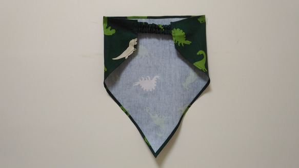 子供用三角巾　ゴム紐付　恐竜A（深緑） 3枚目の画像