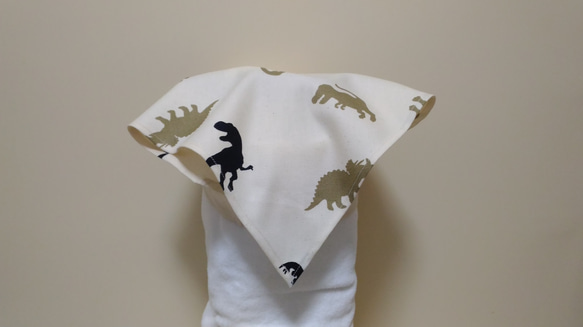 子供用三角巾　ゴム紐付　恐竜A（生成） 1枚目の画像