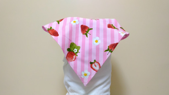 子供用三角巾　ゴム紐付　ストロベリー（ピンク） 1枚目の画像