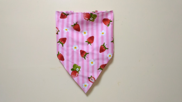 子供用三角巾　ゴム紐付　ストロベリー（ピンク） 3枚目の画像