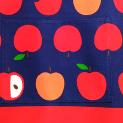 りんご（紺地・下部赤）子供用エプロン　90～160cm【首回り・腰回りの紐選択可】 4枚目の画像