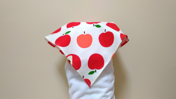 りんご（白）子供用三角巾　ゴム紐付 1枚目の画像