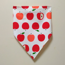 りんご（白）子供用三角巾　ゴム紐付 3枚目の画像