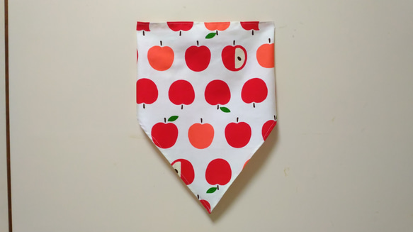 りんご（白）子供用三角巾　ゴム紐付 3枚目の画像