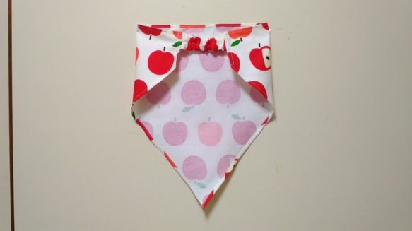 りんご（白）子供用三角巾　ゴム紐付 4枚目の画像