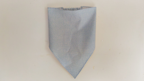 ストライプ・ヒッコリー調（グレイッシュブルー）子供用三角巾　ゴム紐付 3枚目の画像