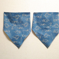 子供用三角巾　ゴム紐付　恐竜デニム調（グレイッシュブルー） 4枚目の画像