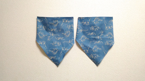 子供用三角巾　ゴム紐付　恐竜デニム調（グレイッシュブルー） 4枚目の画像