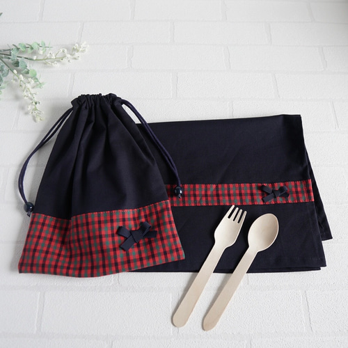 給食袋 小 20×18】紺色＆赤ギンガムチェック リボン 巾着袋 縦20cm×横