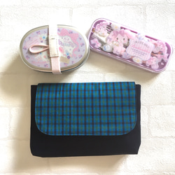 蓋つきお弁当袋】紺色・チェックマジックテープ・封筒型・フタつき・横