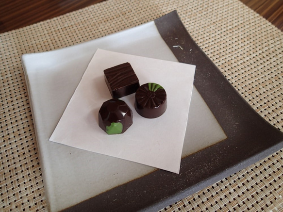 ピリリと辛い大人味・わさびが美味しい「わさびチョコレート3粒入り」 1枚目の画像