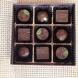 ピリリと辛い大人味・わさびが美味しい「わさびチョコレート9粒入り」 1枚目の画像