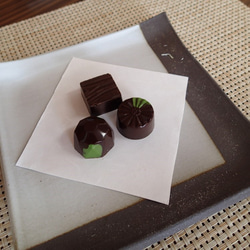 ピリリと辛い大人味・わさびが美味しい「わさびチョコレート9粒入り」 2枚目の画像