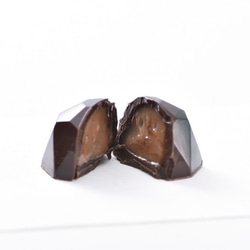 ピリリと辛い大人味・わさびが美味しい「わさびチョコレート9粒入り」 4枚目の画像
