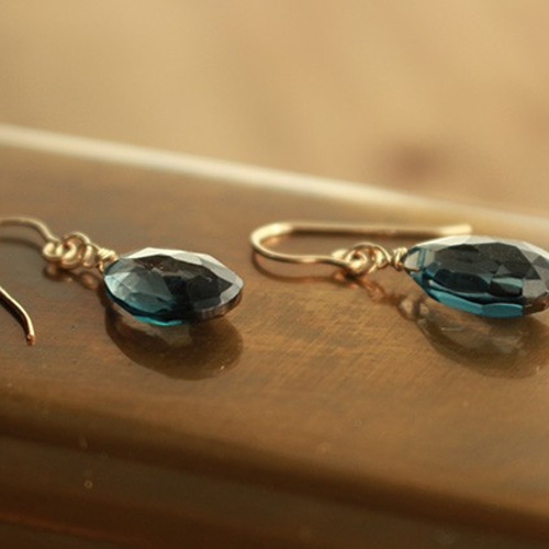 413 ブルートパーズのVシェイプピアス