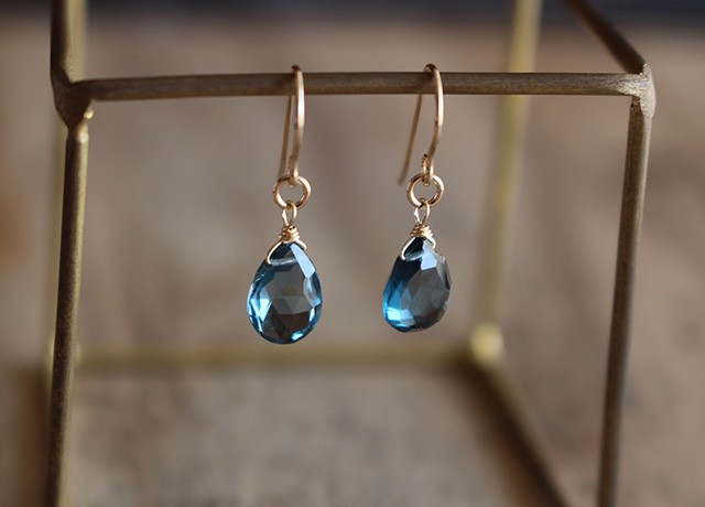 ✨こっくりネイビー✨ ロンドンブルートパーズ＜ペアシェイプ＞のピアス（K14GF）