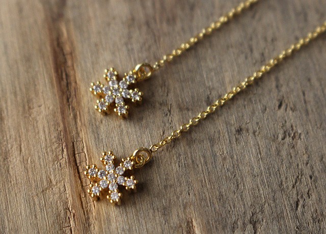 雪の結晶＜キュービックジルコニア＞のロングピアス（K14GF）