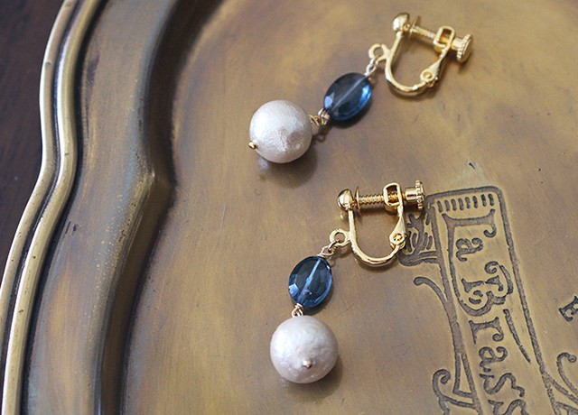 ロンドンブルートパーズとコットンパールのイヤリング（真鍮・ネジ式）