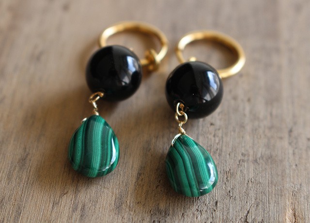 オニキスとマラカイトのイヤリング（真鍮・フープタイプ）