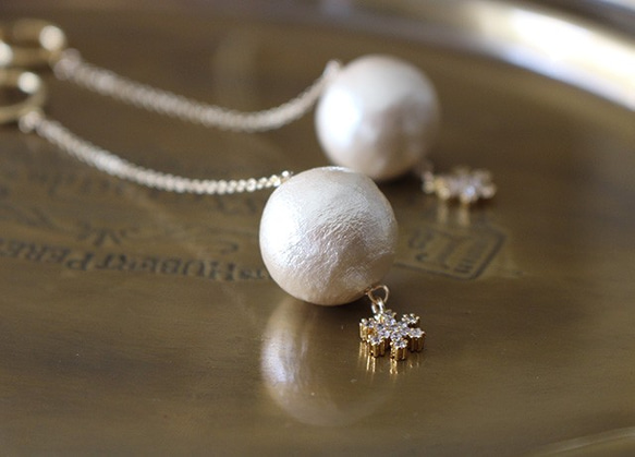 雪花和棉珍珠製成的長鏈耳環（黃銅/圈狀） 第1張的照片