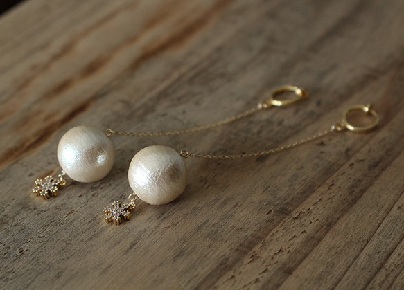 雪花和棉珍珠製成的長鏈耳環（黃銅/圈狀） 第2張的照片