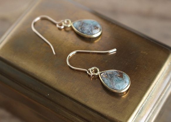 コッパーアマゾナイト＜ペアシェイプ枠留め・AAA＞のピアス（K14GF） 1枚目の画像