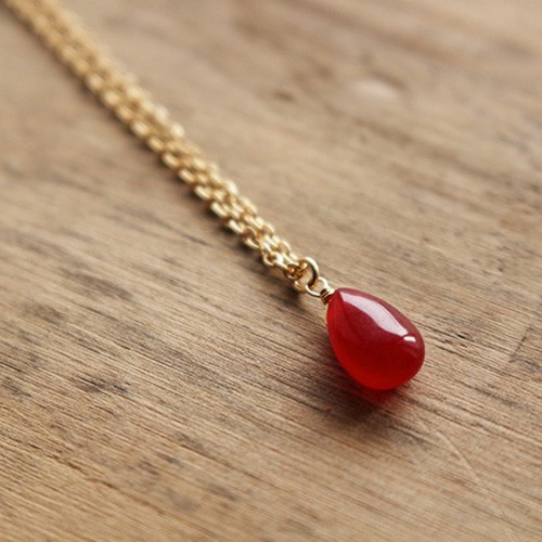 レッドカラージェードのネックレス（K14GF） ネックレス・ペンダント