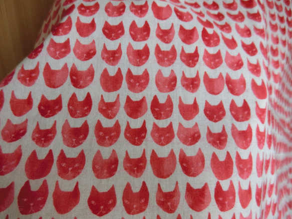 セーラーカラーのブラウス　七分袖　レッド  〜ポップな猫ドット柄、綿ローン生地で上品に〜 5枚目の画像