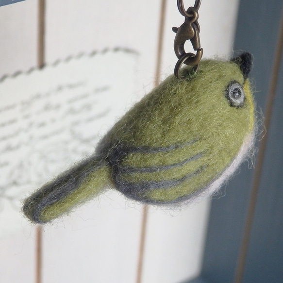 羊毛フェルトの小鳥　ストラップ　メジロ 2枚目の画像