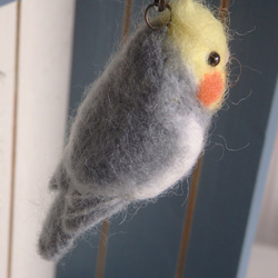 羊毛フェルトの小鳥　ストラップ　オカメインコノーマル 2枚目の画像