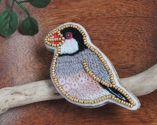 アート　ブローチ　鳥　時計　布　ビーズ　刺繍　芸術 オニオオハシのブローチ /鳥モチーフ ビーズ刺繍ブローチ
