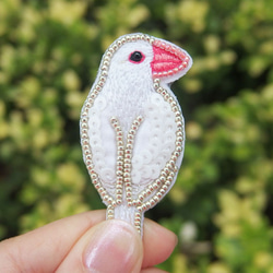 白文鳥＊きらきらビーズ刺繍ブローチ 2枚目の画像